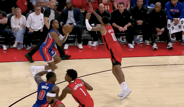 杜倫揮肘打到阿門湯普森臉部，被吹罰二級惡意違例被驅逐